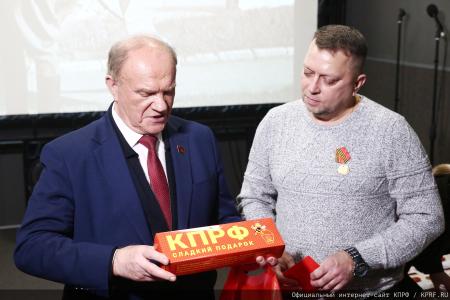 Г.А. Зюганов: "За нашу Победу!". Лидер КПРФ наградил пчеловодов – участников СВО