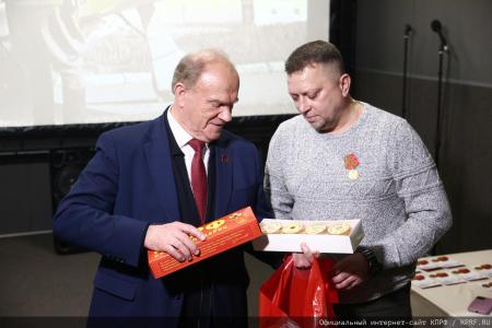 Г.А. Зюганов: "За нашу Победу!". Лидер КПРФ наградил пчеловодов – участников СВО