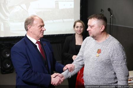 Г.А. Зюганов: "За нашу Победу!". Лидер КПРФ наградил пчеловодов – участников СВО