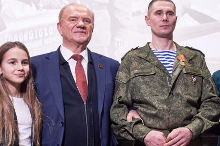 Г.А. Зюганов: "За нашу Победу!". Лидер КПРФ наградил пчеловодов – участников СВО