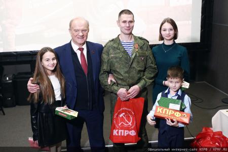 Г.А. Зюганов: "За нашу Победу!". Лидер КПРФ наградил пчеловодов – участников СВО