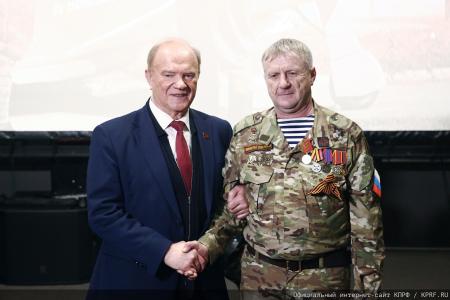 Г.А. Зюганов: "За нашу Победу!". Лидер КПРФ наградил пчеловодов – участников СВО