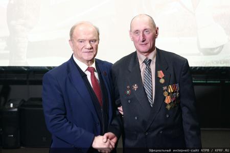 Г.А. Зюганов: "За нашу Победу!". Лидер КПРФ наградил пчеловодов – участников СВО