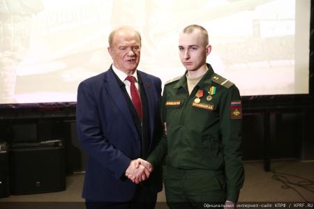 Г.А. Зюганов: "За нашу Победу!". Лидер КПРФ наградил пчеловодов – участников СВО