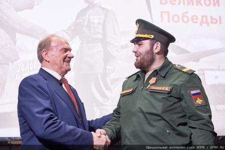 Г.А. Зюганов: "За нашу Победу!". Лидер КПРФ наградил пчеловодов – участников СВО