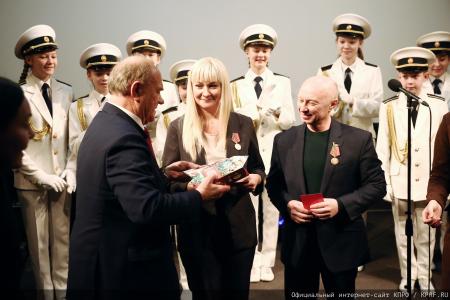 Г.А. Зюганов: "За нашу Победу!". Лидер КПРФ наградил пчеловодов – участников СВО