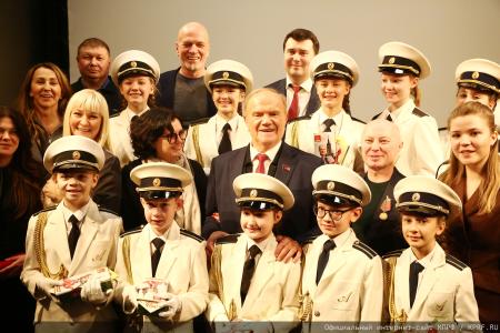 Г.А. Зюганов: "За нашу Победу!". Лидер КПРФ наградил пчеловодов – участников СВО