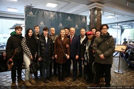 Г.А. Зюганов: "За нашу Победу!". Лидер КПРФ наградил пчеловодов – участников СВО