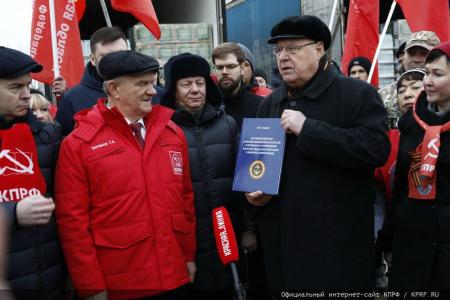 Сто тридцать второй новогодний гуманитарный конвой от КПРФ для фронта и Победы