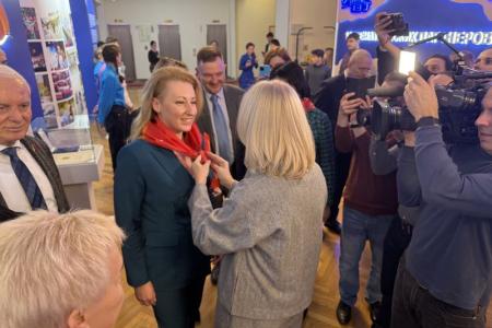 Н.А. Останина и М.В. Дробот приняли участие в открытии в Госдуме фотовыставки, посвященной празднованию 100-летия Международного детского центра «Артек»