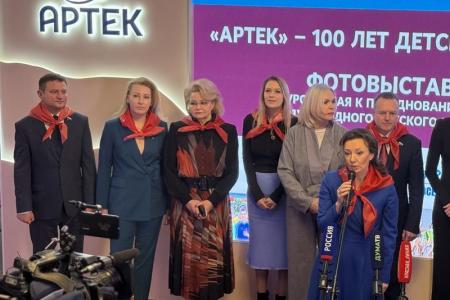Н.А. Останина и М.В. Дробот приняли участие в открытии в Госдуме фотовыставки, посвященной празднованию 100-летия Международного детского центра «Артек»