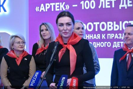 Н.А. Останина и М.В. Дробот приняли участие в открытии в Госдуме фотовыставки, посвященной празднованию 100-летия Международного детского центра «Артек»