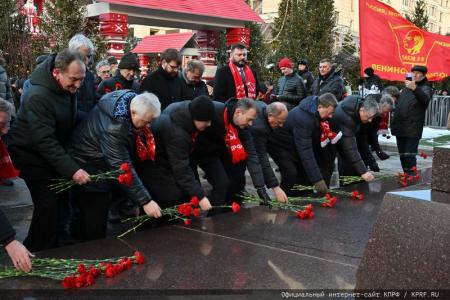 «Великому Сталину – троекратное «Ура!»