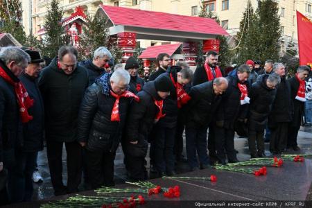 «Великому Сталину – троекратное «Ура!»