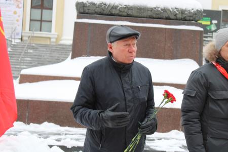 Коммунисты Удмуртии отметили 102-ю годовщину со дня создания СССР, возложив цветы к памятнику В.И. Ленина