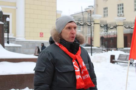 Коммунисты Удмуртии отметили 102-ю годовщину со дня создания СССР, возложив цветы к памятнику В.И. Ленина