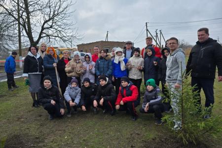 Херсонские коммунисты высадили «Лес Памяти»