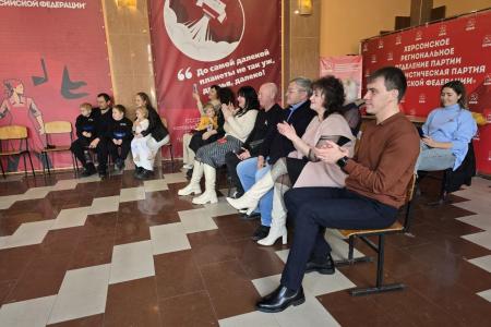 Херсонские коммунисты организовали детский новогодний утренник