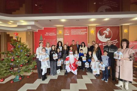 Херсонские коммунисты организовали детский новогодний утренник