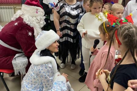 Алтайский край. Мария Прусакова в роли Снегурочки поздравила детей с Новым годом