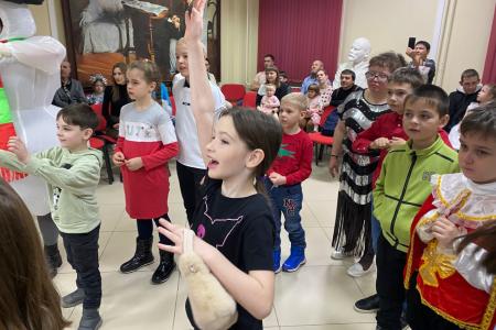 Алтайский край. Мария Прусакова в роли Снегурочки поздравила детей с Новым годом