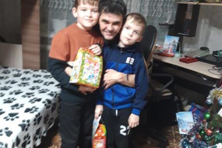 Коммунисты Белгородчины спешат к ребятам, чтобы поздравить с Новым годом