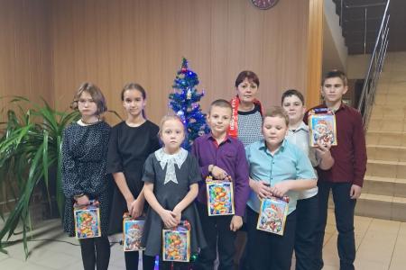 Коммунисты Белгородчины спешат к ребятам, чтобы поздравить с Новым годом