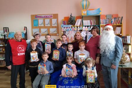 Коммунисты Белгородчины спешат к ребятам, чтобы поздравить с Новым годом
