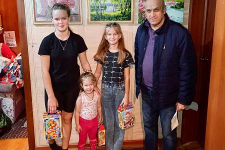 Коммунисты Белгородчины спешат к ребятам, чтобы поздравить с Новым годом