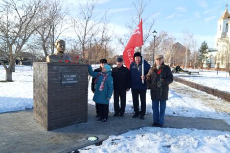 Воронежская область. Цветы к бюсту И.В. Сталина в День освобождения Кантемировки от немецко-фашистских захватчиков