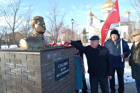 Воронежская область. Цветы к бюсту И.В. Сталина в День освобождения Кантемировки от немецко-фашистских захватчиков