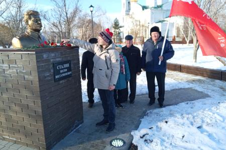 Воронежская область. Цветы к бюсту И.В. Сталина в День освобождения Кантемировки от немецко-фашистских захватчиков
