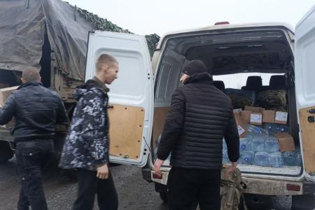Луганская Народная Республика. Коммунисты и комсомольцы доставили гуманитарный груз нашим бойцам на передовую