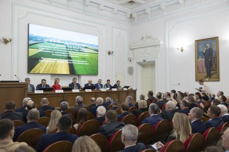 В.И.Кашин провел парламентские слушания на тему: «Развитие кадрового потенциала агропромышленного комплекса: законодательные основы, роль государства и бизнеса»