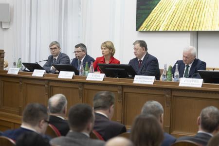 В.И.Кашин провел парламентские слушания на тему: «Развитие кадрового потенциала агропромышленного комплекса: законодательные основы, роль государства и бизнеса»