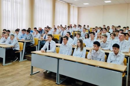 Руководитель фракции КПРФ в Мособлдуме Александр Наумов поздравил учащихся Ожерельевского железнодорожного колледжа с Днем студента