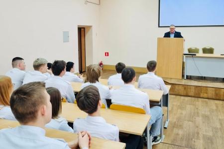 Руководитель фракции КПРФ в Мособлдуме Александр Наумов поздравил учащихся Ожерельевского железнодорожного колледжа с Днем студента