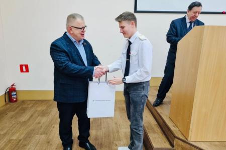 Руководитель фракции КПРФ в Мособлдуме Александр Наумов поздравил учащихся Ожерельевского железнодорожного колледжа с Днем студента