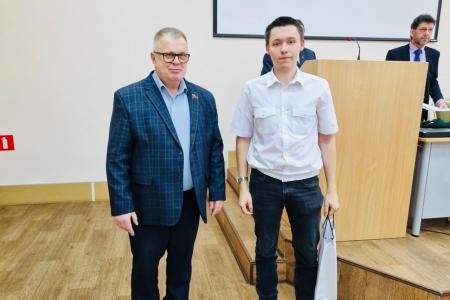 Руководитель фракции КПРФ в Мособлдуме Александр Наумов поздравил учащихся Ожерельевского железнодорожного колледжа с Днем студента