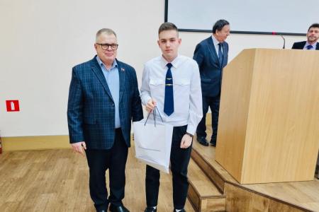 Руководитель фракции КПРФ в Мособлдуме Александр Наумов поздравил учащихся Ожерельевского железнодорожного колледжа с Днем студента