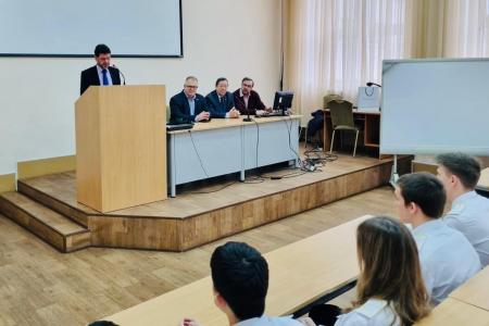 Руководитель фракции КПРФ в Мособлдуме Александр Наумов поздравил учащихся Ожерельевского железнодорожного колледжа с Днем студента