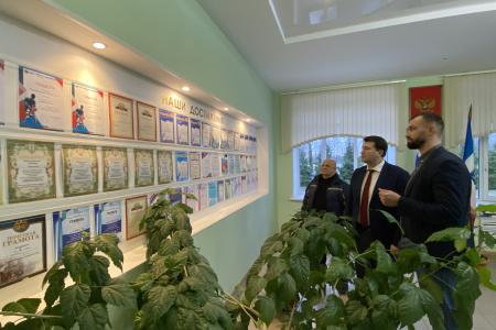 Олег Лебедев привез мед и подарки воспитанникам детского дома в деревню Подберезье Новгородской области