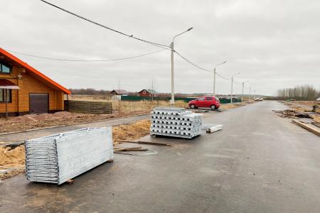 Олег Лебедев добился асфальтирования семи улиц Великого Новгорода и благоустройства микрорайона, где живут многодетные семьи и инвалиды