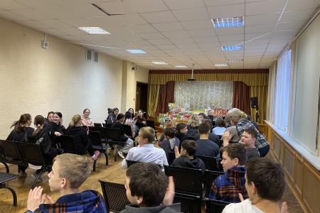 Олег Лебедев привез мед и подарки воспитанникам детского дома в деревню Подберезье Новгородской области