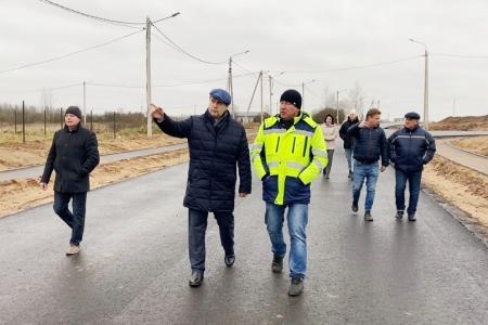 Олег Лебедев добился асфальтирования семи улиц Великого Новгорода и благоустройства микрорайона, где живут многодетные семьи и инвалиды