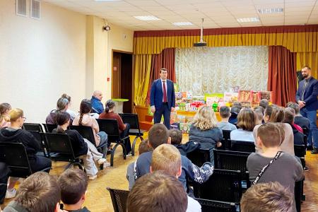 Олег Лебедев привез мед и подарки воспитанникам детского дома в деревню Подберезье Новгородской области