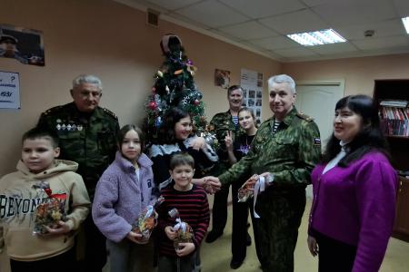 Рязанский Союз советских офицеров подарил детям новогодний праздник