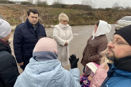 Олег Лебедев добился асфальтирования семи улиц Великого Новгорода и благоустройства микрорайона, где живут многодетные семьи и инвалиды