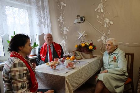 Калужские коммунисты поздравили ветерана с вековым юбилеем