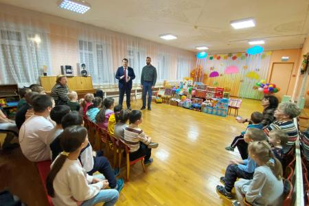 Олег Лебедев привез мед и гостинцы воспитанникам детского дома в Великом Новгороде